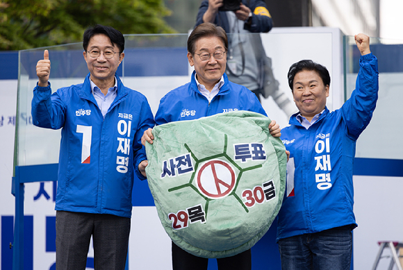 개혁신당 이준석 대선후보가 25일 서울 종로구 종묘 인근 서순라길에서 유세 시작 전 발언하고 있다. 2025.5.25 [사진=연합뉴스]