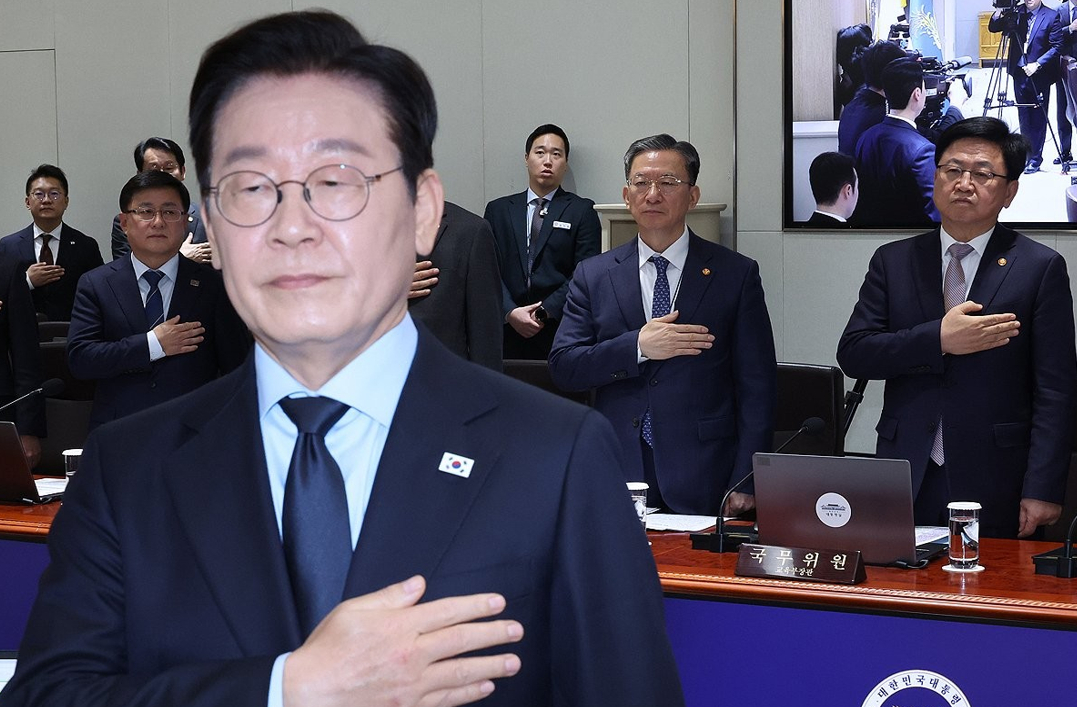 이재명 대통령과 정성호 법무부 장관(뒷줄 가운데)이 지난 11일 용산 대통령실에서 열린 국무회의에서 국기에 경례하고 있다. 2025.11.11 [사진=연합뉴스]