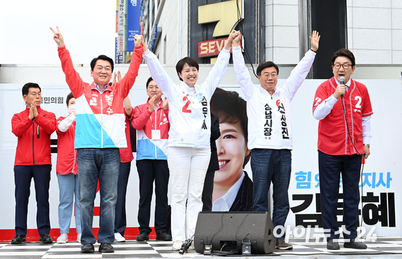 안철수 국민의힘 성남 분당갑 국회의원 후보, 김은혜 경기도지사 후보, 신상진 성남시장 후보(왼쪽부터)가 31일 경기도 성남시 분당구 야탑역 앞에서 열린 국민의힘 중앙선대위 경기도 총집결 필승 유세에서 권성동 원내대표(오른쪽)의 발언에 맞춰 유세를 하고 있다. [사진=김성진 기자]