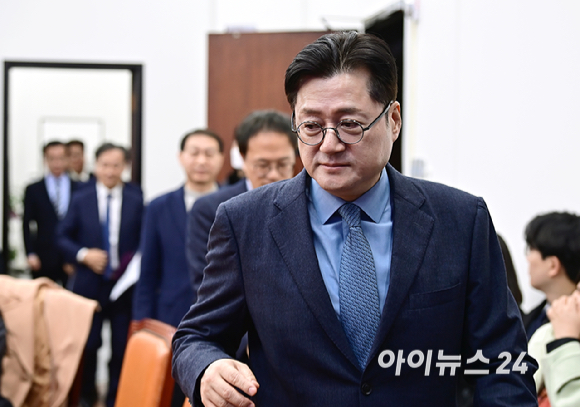 홍익표 더불어민주당 원내대표가 2일 오전 서울 여의도 국회에서 열린 원내대책회의에 참석하고 있다. [사진=곽영래 기자]