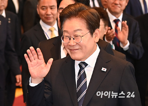 이재명 대통령이 지난달 26일 서울 여의도 국회에서 열린 추가경정예산안 시정연설을 마친 뒤 국회를 나서며 국회 직원들과 인사를 하고 있다. [사진=곽영래 기자]