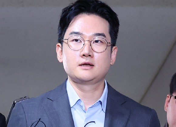 지난 6&middot;3 지방선거에서 피습 자작극 의혹을 받는 정이한 전 개혁신당 부산시장 후보가 8일 부산지방법원에 구속 전 피의자 심문(영장실질심사)에 출석하기위해 법정에 들어서고 있다. 2026.7.8 [사진=연합뉴스]