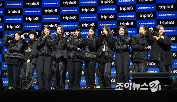 그룹 트리플에스가 13일 오후 서울 용산구 한남동 블루스퀘어 마스터카드홀에서 열린 트리플에스(tripleS) 10인조 디멘션 첫 앨범 '어셈블(ASSEMBLE)' 발매 쇼케이스에서 타이틀곡 '라이징' 무대를 선보이고 있다. [사진=정소희 기자]