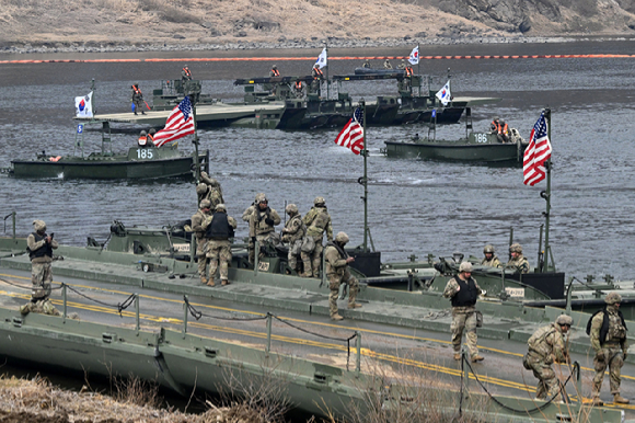 경기 연천군 임진강 일대 석은소 훈련장에서 열린 한미 연합 제병협동 도하훈련에서 부교와 문교를 활용해 연합부교를 결합하고 있다. 2025년 전반기 한미 연합연습의 일환으로 실시된 이번 훈련에는 국군 5&middot;7공병여단과 미2사단, 한미연합사단 등 총 600여 명의 장병이 참가했다. [사진=사진공동취재단]