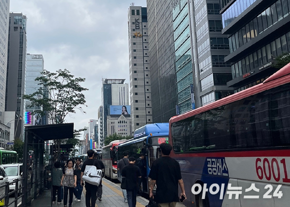  4일 오전 출근길 열차 지연으로 지하철 2호선 신림역에 빼곡히 이용객들이 들어차 있다. [사진=설래온 기자 ]
