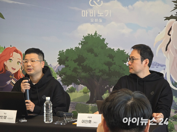 강민철(왼쪽) 넥슨 마비노기 모바일 사업실장, 이진훈 데브캣 마비노기 모바일 디렉터가 20일 서울 성수 KT&G 상상플래닛에서 열린 '마비노기 모바일' 공동 인터뷰에서 기념촬영을 하고 있다. [사진=박정민 기자]