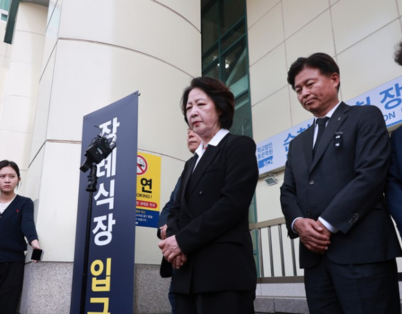 추미애 경기도지사가 17일 경기도 부천 공장 화재로 순직한 고(故) 김진석 소방위의 순천향대 부천병원 빈소 앞에서 발언하고 있다. [사진=연합뉴스]