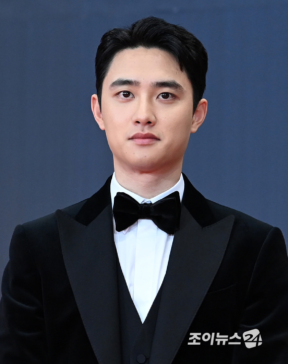 배우 도경수가 31일 오후 서울 영등포구 여의도동 KBS 신관에서 열린 2022 KBS 연기대상 레드카펫에 참석해 포즈를 취하고 있다. [사진=김성진 기자]