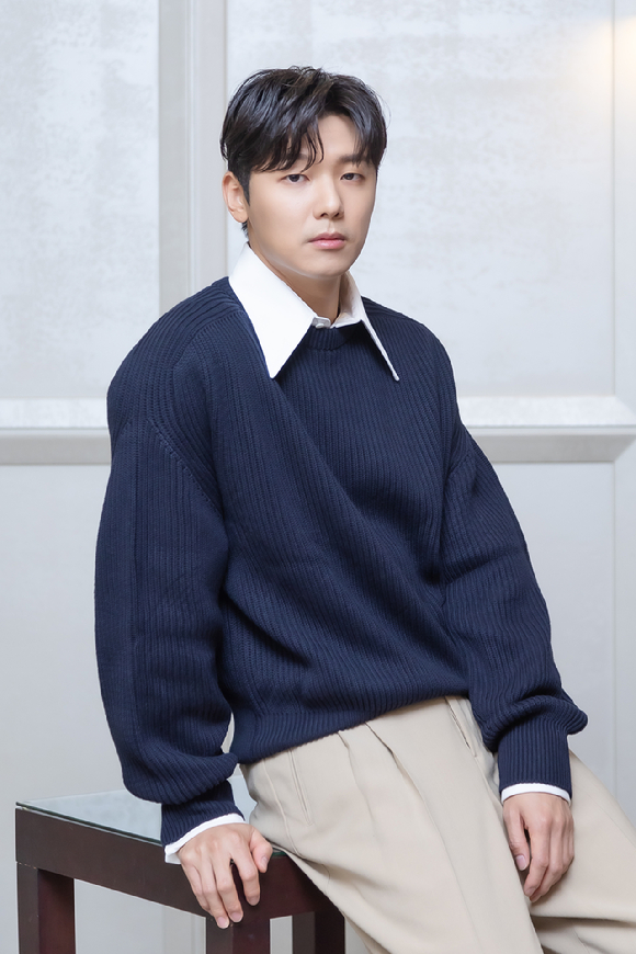 그룹 씨엔블루 멤버이자 배우 강민혁이 영화 '폭로'(감독 홍용호) 인터뷰에 앞서 포즈를 취하고 있다. [사진=(주)로그라인스튜디오]