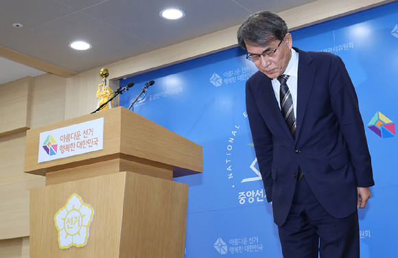 노태악 중앙선거관리위원장이 5일 경기도 과천 중앙선거관리위원회에서 투표용지 부족 사태에 대한 대국민 사과를 하고 있다. 2026.6.5 [사진=연합뉴스]