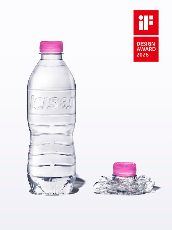 iF 디자인 어워드에서 본상을 수상한 아이시스 8.0 초경량. [사진=롯데칠성음료]