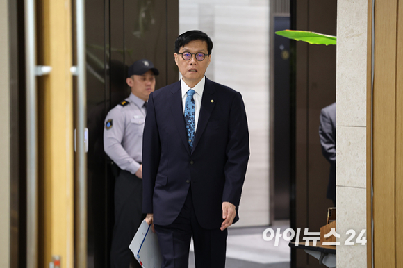 이창용 한국은행 총재가 17일 서울 중구 한국은행에서 열린 금융통화위원회 통화정책방향 회의를 주재하고 있다. [사진=사진공동취재단]