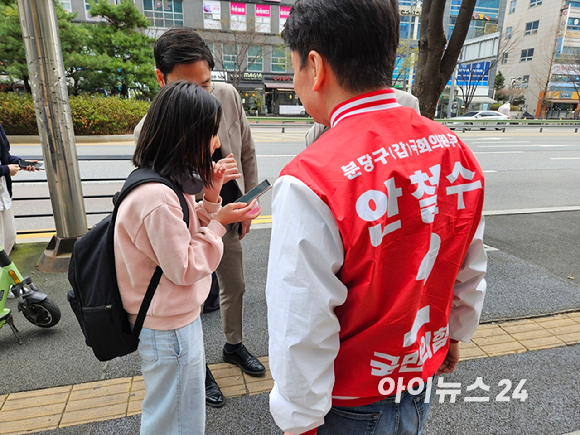 이광재 경기 성남 분당갑 더불어민주당 후보가 4일 분당 AK플라자 앞에서 시민을 만나 인사하고 있다. [사진=박정민 기자]