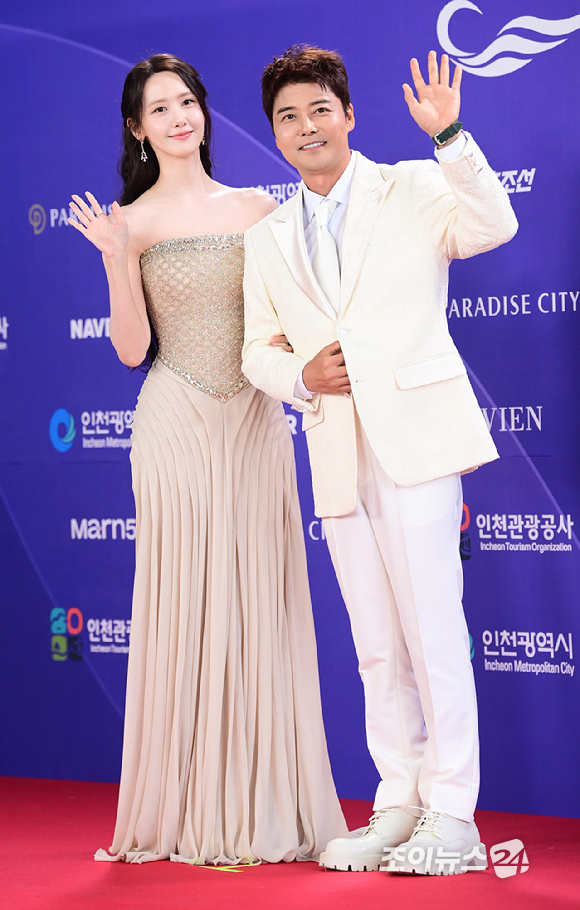 임윤아(소녀시대)와 전현무가&nbsp;31일 오후&nbsp;인천시 영종구 운서동 파라다이스시티에서 열린&nbsp;제5회 청룡시리즈어워즈&nbsp;레드카펫 행사에 참석하고 있다. [사진=정소희 기자]
