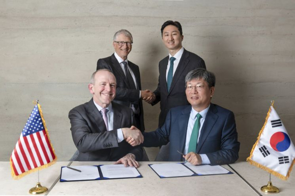 HD현대가 지난 3월 테라파워와 &lsquo;나트륨 원자로의 상업화를 위한 제조 공급망 확장 전략적 협약&rsquo;을 체결하고 참석자 기념 촬영을 하고 있는 모습. 뒷줄 오른쪽 시계 반대 방향으로 정기선 HD현대 수석부회장, 빌 게이츠 테라파워 창업자, 크리스 르베크 테라파워 최고경영자, 원광식 HD현대중공업 해양에너지사업본부장. [사진=HD현대]