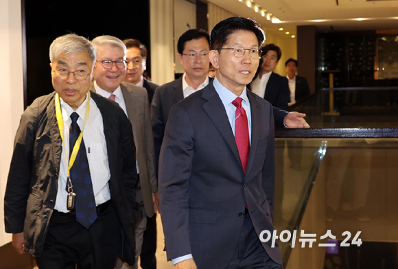 김문수 국민의힘 대선 후보가 23일 오전 서울 중구 더 플라자 호텔에서 열린 2025년 제3회 국가와 민족을 위한 조찬기도회에 참석하고 있다. [사진=곽영래 기자]