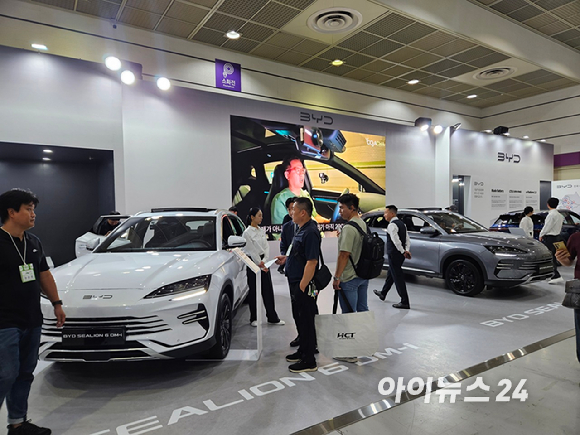 BYD코리아는 25일 서울 코엑스에서 열리는 'EV트렌드코리아 2026'에서 부스를 마련하고 '씨라이언 6 DM-i'를 선보였다. [사진=설재윤 기자]