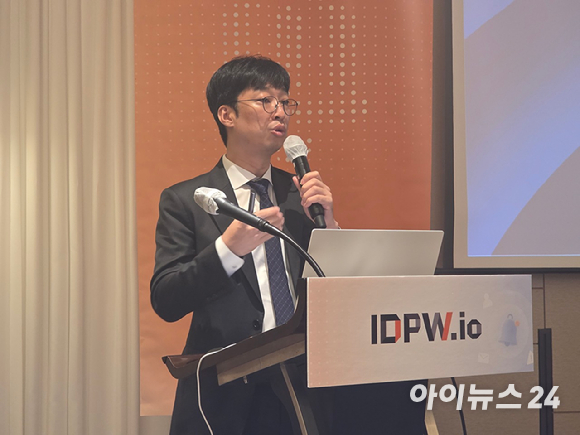 김기홍 샌즈랩 대표가 22일 서울 여의도에 위치한 페어몬트 엠배서더 서울에서 자사의 개인정보 유출 알림 서비스 'IDPW'를 소개하고 있다. [사진=박정민 기자]