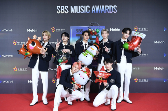 그룹 엔하이픈이 25일 오후 인천 남동체육관에서 열린 '2021 SBS 가요대전' 레드카펫 행사에서 포토타임을 갖고 있다. [사진=SBS]