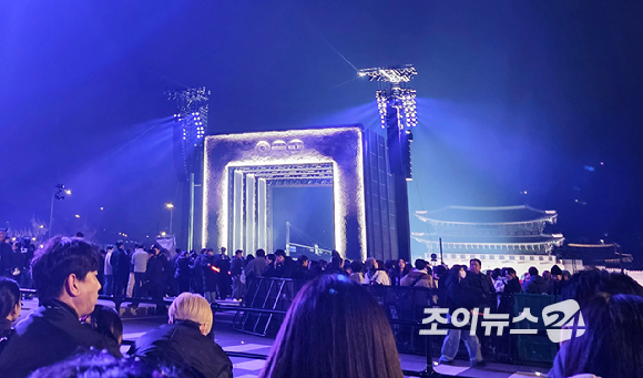 방탄소년단 'BTS 컴백 라이브: ARIRANG' 공연이 21일 오후 서울 종로구 광화문 광장에서 열리는 가운데 현장이 인파로 북적이고 있다. [사진=정지원 기자]