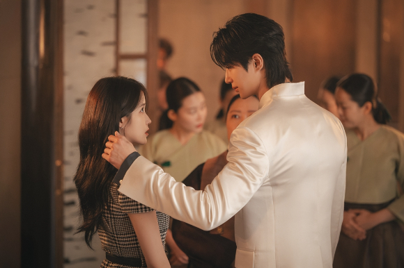 '21세기 대군부인' 아이유 변우석 스틸. [사진=MBC]