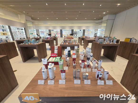 동화면세점 1층 아이의 키높이를 고려한 진열대 높이. [사진=동화면세점]