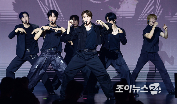 그룹 에스에프나인(SF9) 인성이 26일 오후 서울 마포구 상암동 큐브컨벤션센터에서 열린 SF9 정규 2집 '터내서티(TENACITY)' 프레스 쇼케이스에 참석해 타이틀곡 '위드아웃 윙스' 무대를 선보이고 있다. [사진=정소희 기자]