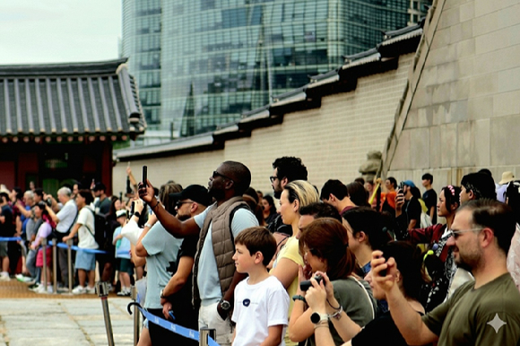 한국 관광을 즐기는 외국인들 모습. [사진=올마이투어]