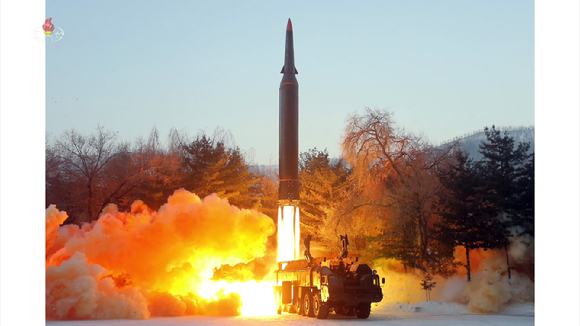 북한 조선중앙TV는 지난 5일 국방과학원이 극초음속 미사일 시험발사를 진행했다고 6일 보도 했다. (사진=조선중앙TV 캡처) [사진=뉴시스]