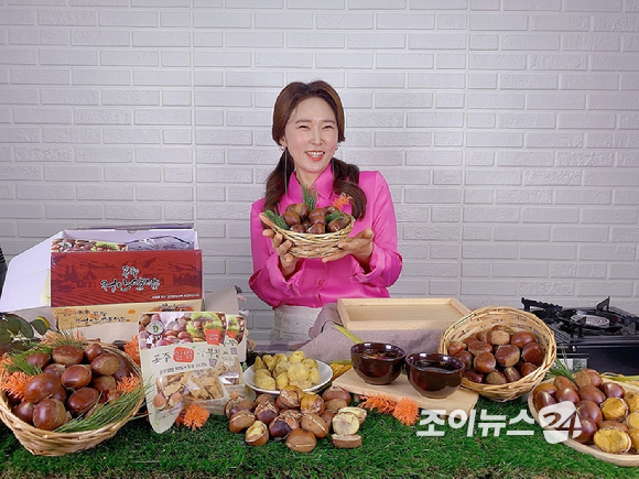 산림조합중앙회(회장 최창호)가 제철 임산물 판매 및 임업인 소득향상을 위하여 신공주알밤영농조합과 함께 28일 경기도 고양시의 한 스튜디오에서 '공주 칼집밤' 라이브커머스를 진행했다. 쇼호스트로 나선 개그우먼 김경아가 포즈를 취하고 있다. [사진= 하라인컴퍼니]