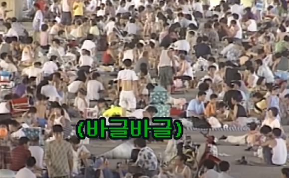 90년대 여름을 담은 영상이 인기를 끌었다. [사진=유튜브 @크랩, KBS 보도화면]