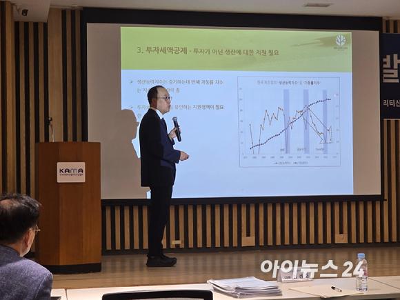 (왼쪽부터) 김성준 골든오크세무법인 대표, 정구민 한국모빌리티학회장, 이종욱 서울여대 명예교수, 박정규 KAIST 겸임교수, 김경유 산업연구원 선임연구위원, 오성민 KAMA 정책기획실장이 7일 서울 서초구 자동차회관에서 열린 '미래차 산업발전 전략 포럼'에서 토론하고 있다. [사진=김종성 기자]