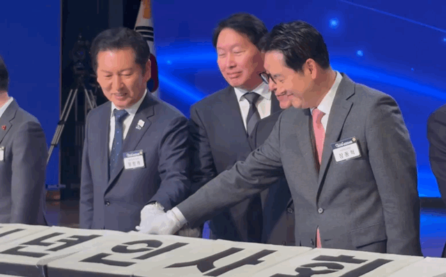 정청래 더불어민주당 대표(왼쪽부터), 최태원 대한상공회의소 회장, 김민석 국무총리, 장동혁 국민의힘 대표가 2일 서울 중구 대한상공회의소에서 열린 2026 경제계 신년인사회에서 떡케이크를 자르고 있다. [사진=권서아 기자]