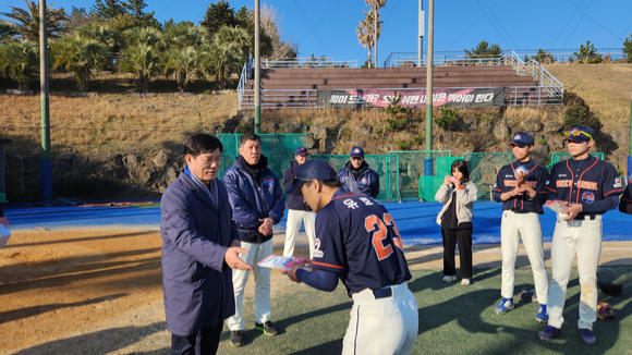 허구연 한국야구위원회(KBO) 총재(왼쪽)가 지난 27일 KBO 2023 Next-Level Training Camp 2차 훈련 현장을 찾아 참가 선수들을 격려했다. [사진=한국야구위원회(KBO)]