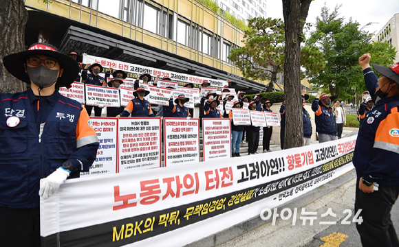 ]9일 오전 서울 용산구 몬드리안 서울 이태원에서 제 53기 고려아연 임시 주주총회가 열린 가운데 호텔입구에서 고려아연노조가 피켓 시위를 하고 있다. [사진=곽영래 기자]