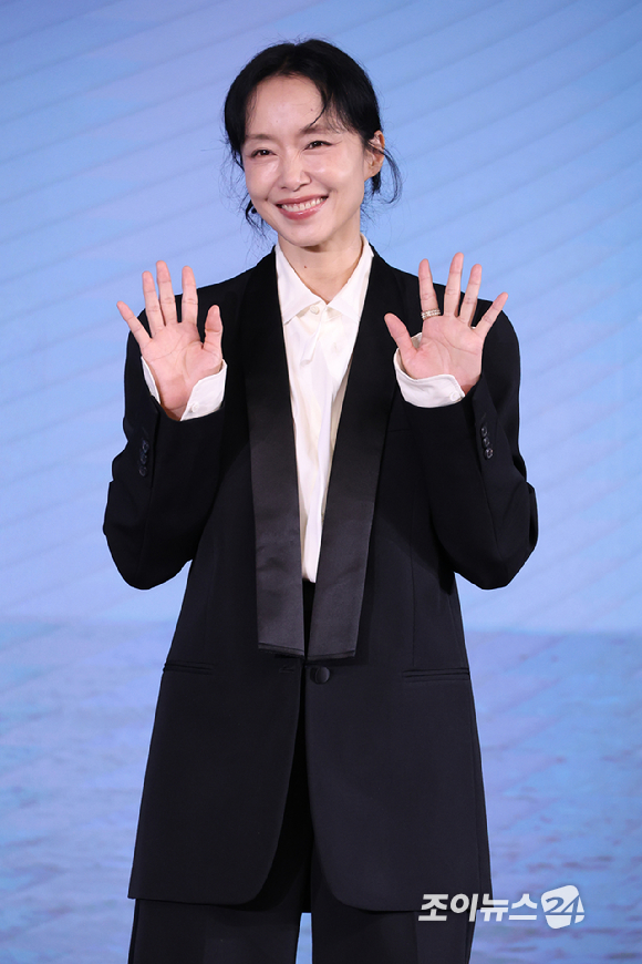 배우 조인성, 조여정, 이창동 감독, 배우 전도연, 설경구가 25일 오전 서울 마포구 호텔 나루 서울 엠갤러리에서 진행된 넷플릭스 영화 '가능한 사랑'(감독 이창동) 제작보고회에 참석해 포즈를 취하고 있다. [사진=문수지 기자] 