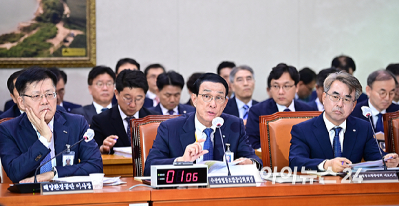 노동진 수산업협동조합중앙회장이 14일 오전 서울 여의도에서 열린 한국해양진흥공사, 수산업협동조합중앙회, 해양환경공단 등에 대한 국정감사에서 의원질의에 답변하고 있다. [사진=곽영래 기자]