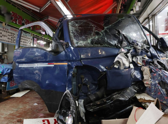 21명의 사상자가 발생한 '부천 제일시장 트럭 돌진 사고'의 운전자가 당시 브레이크가 아닌 가속페달을 밟은 것으로 확인됐다. 사진은 사고 현장. [사진=연합뉴스]