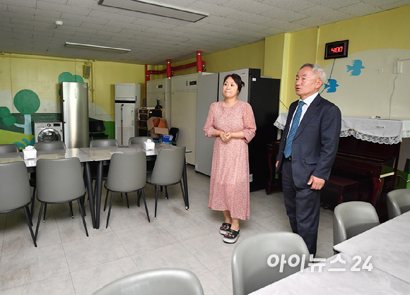 고품격 엔터테인먼트 경제지 조이뉴스24가 15일 서울 강북구 한빛맹아원을 찾아 기부물품을 전달했다. 박동석 조이뉴스24 사장이 한빛맹아원을 둘러보고 있다.조이뉴스24가 개최한 '희망찾기 등산&middot;트레킹 교실' 참가자들이 자연 보호 활동을 통해 나눔을 실천하는 '희망 동행' 프로그램에서, 완주자 1인당 일정 금액을 적립해 마련한 이번 후원 물품은 외부 활동이 제한되는 아동들을 위해 사용될 예정이다. [사진=곽영래 기자]