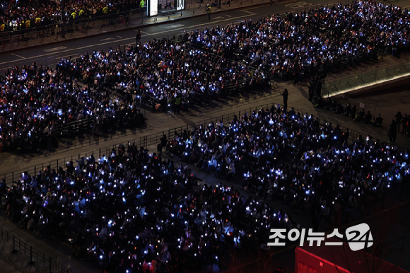 방탄소년단이 21일 서울 종로구 광화문 광장에서 컴백 라이브쇼 'BTS 컴백 라이브: ARIANG'을 개최하고 무대를 선보이고 있다. [사진=빅히트뮤직, 넷플릭스]