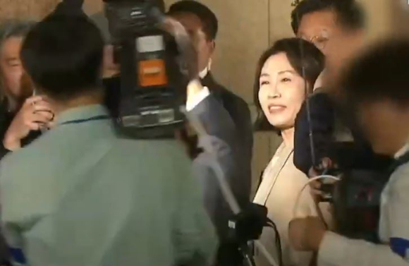 종합편성채널 MBN이 취재 과정에서 이재명 대통령 부인 김혜경 여사를 밀친 데 대해 사과의 뜻을 전했다. 사진은 한 영상 기자가 지난 3일 인천시 계양구 사저 밖에서 지지자들과 인사를 나누고 있는 김혜경 여사를 밀치고 가는 모습. [사진=YTN 보도화면 캡처]