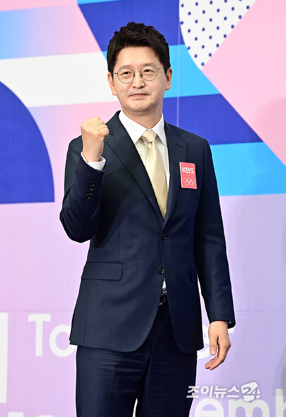 아나운서 이재후가 26일 오전 서울 여의도 KBS신관에서 열린 '2024 파리 하계올림픽 KBS 방송단 발대식'에서 기념촬영을 하고 있다. [사진=곽영래 기자]