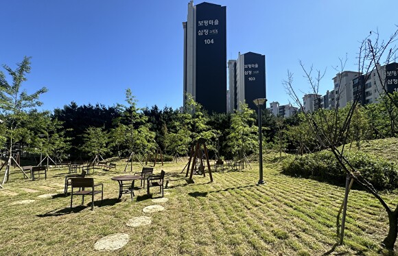 처인구 고림동 힐스테이트용인둔전역 아파트 옆에 조성된 물빛하늘소공원. [사진=용인특례시]