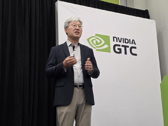 송용호 삼성전자 AI센터장이 17일(현지시간) 미국 캘리포니아주 새너제이 컨벤션센터에서 열린 엔비디아 연례 개발자회의 'GTC 2026' 현장에서 반도체 엔지니어링 전략을 발표하고 있다. [사진=삼성전자]