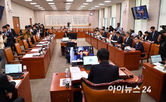 정청래 국회 법제사법위원회 위원장이 7일 오후 서울 여의도 국회에서 열린 법사위 전체회의를 주재하고 있다. [사진=곽영래 기자]