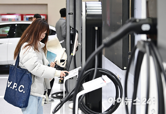 6일 서울 강남구 코엑스에서 열린 'EV트렌드코리아 2024'에서 관람객들이 LG전자 부스를 둘러보고 있다. [사진=곽영래 기자]
