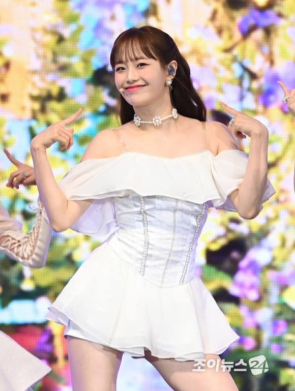 그룹 이달의 소녀 츄가 20일 오후 서울 강남구 삼성동 코엑스 오디토리움에서 열린 서머 스페셜 미니 앨범 '플립 댓(Flip That)' 발매 기념 쇼케이스에 참석해 공연을 하고 있다. [사진=김성진 기자]