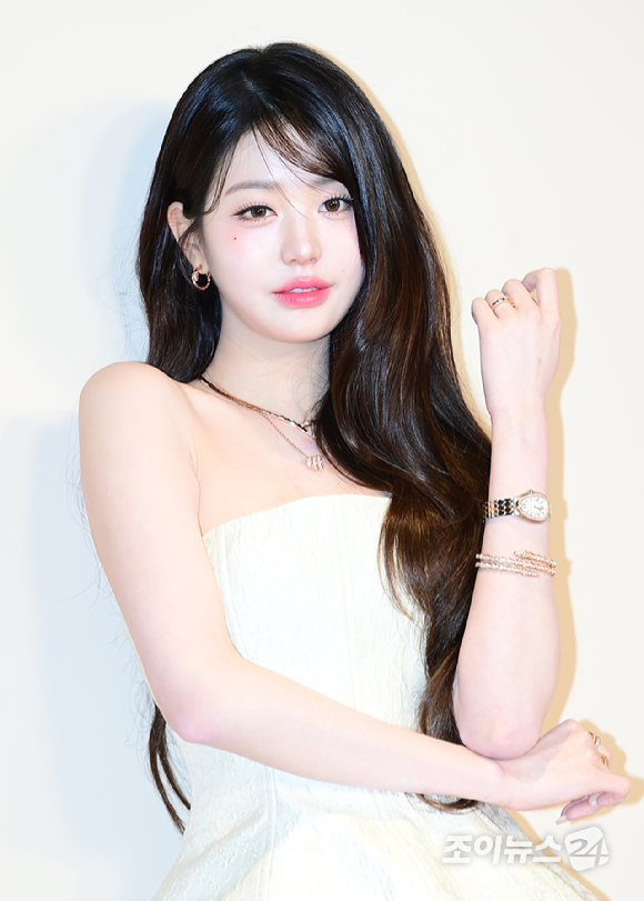 그룹 아이브(IVE) 장원영이 27일 오후 서울 종로구 푸투라 서울에서 열린 불가리 세르펜티 인피니토 전시 포토월 행사에 참석하고 있다. [사진=정소희 기자]