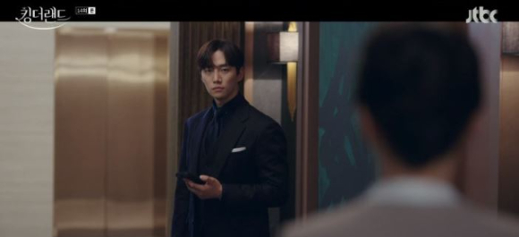 지난 30일 방영된 JTBC 토일드라마 '킹더랜드' 14회에서는 '킹더랜드' 구원(이준호)가 자신의 친어머니를 만나는 모습이 전파를 탔다. [사진=JTBC '킹더랜드' 방송화면 캡처]