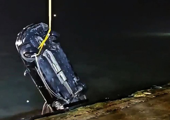 승용차를 몰고 바다로 돌진해 처자식을 살해한 혐의를 받는 지모 씨가 지난 6월 4일 광주지방법원에서 열리는 구속 전 피의자 심문(영장실질심사)에 출석하기 위해 호송차로 이동하고 있다. [사진=연합뉴스]